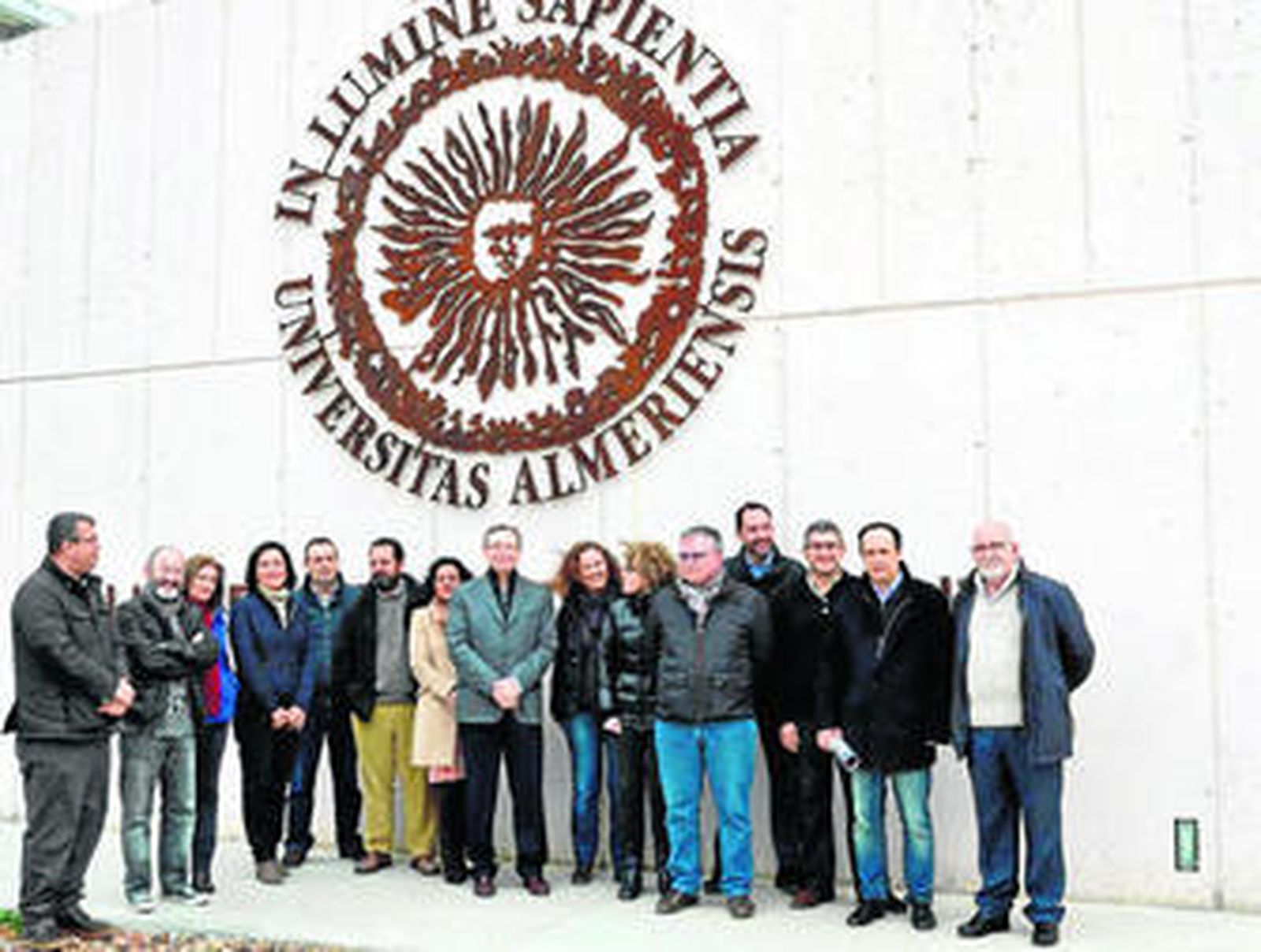 El candidato Javier de las Nieves con miembros de su equipo de apoyo.