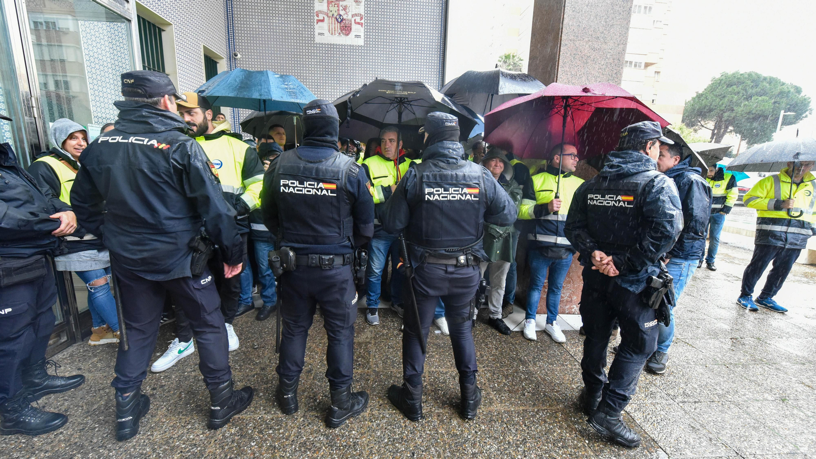 Imágenes de la entrada a los juzgados del trabjador detenido en la ultima manifestación de la plantilla Acerinox en