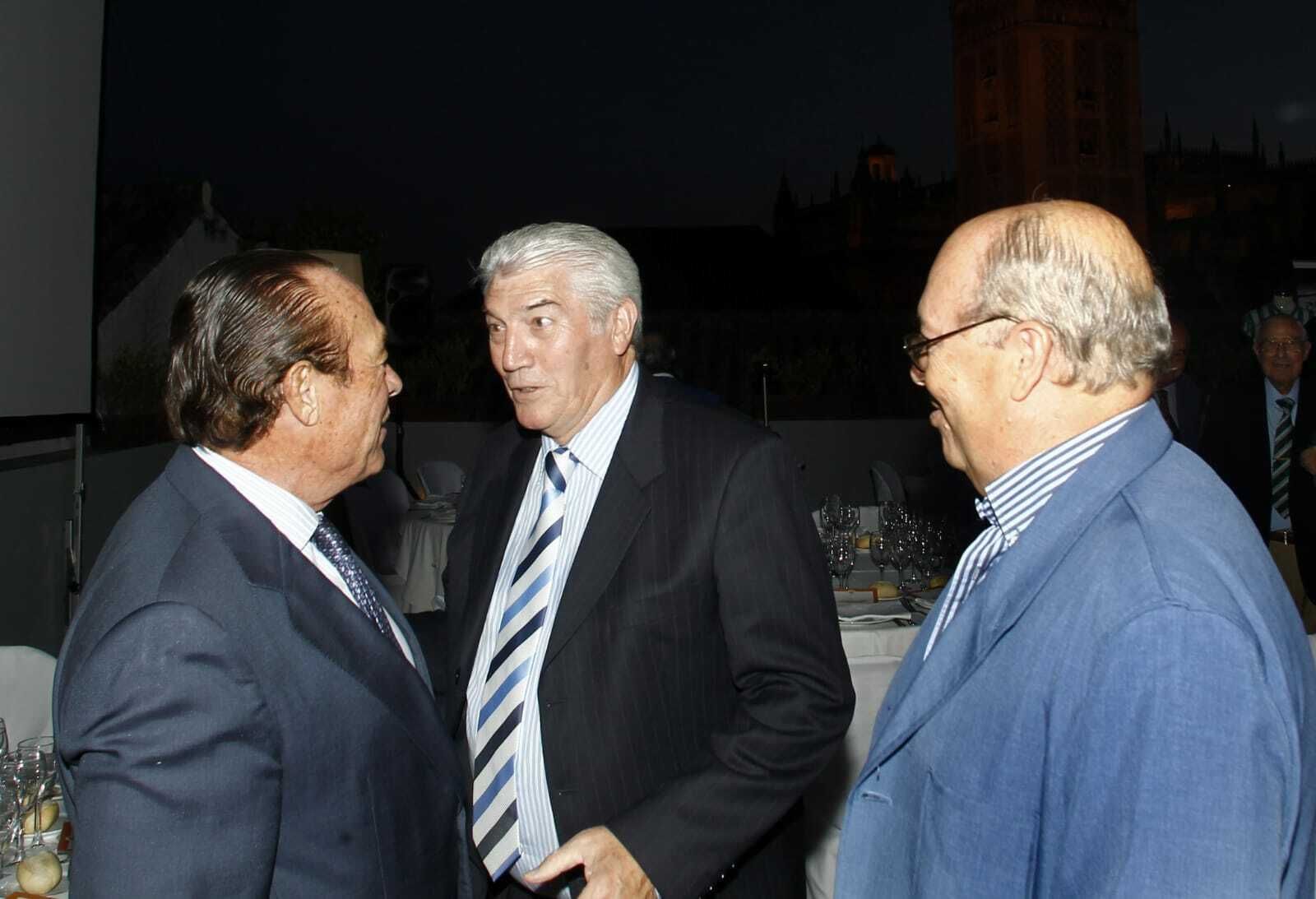 Rogelio, con el torero Curro Romero y el periodista Luis Carlos Peris.