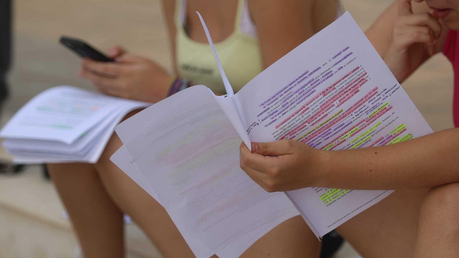 Jóvenes repasando antes del siguiente examen este martes