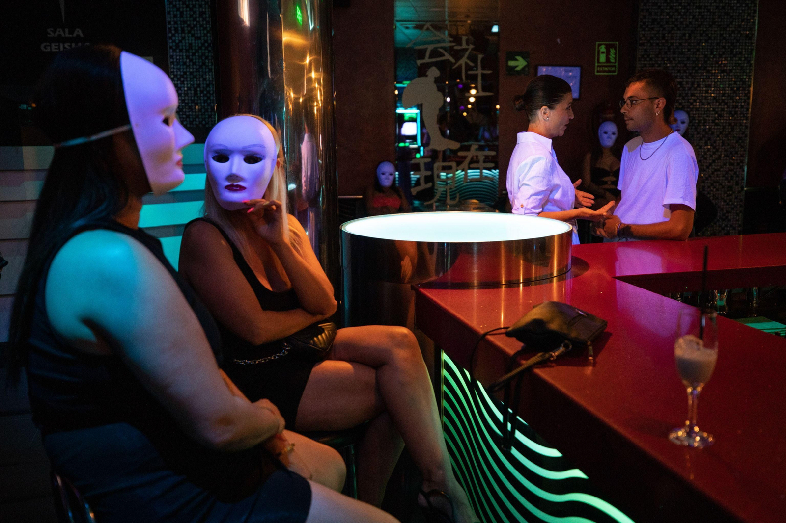 Fotos del inicio de la campaña de Macarena Olona en un club de alterne de Granada