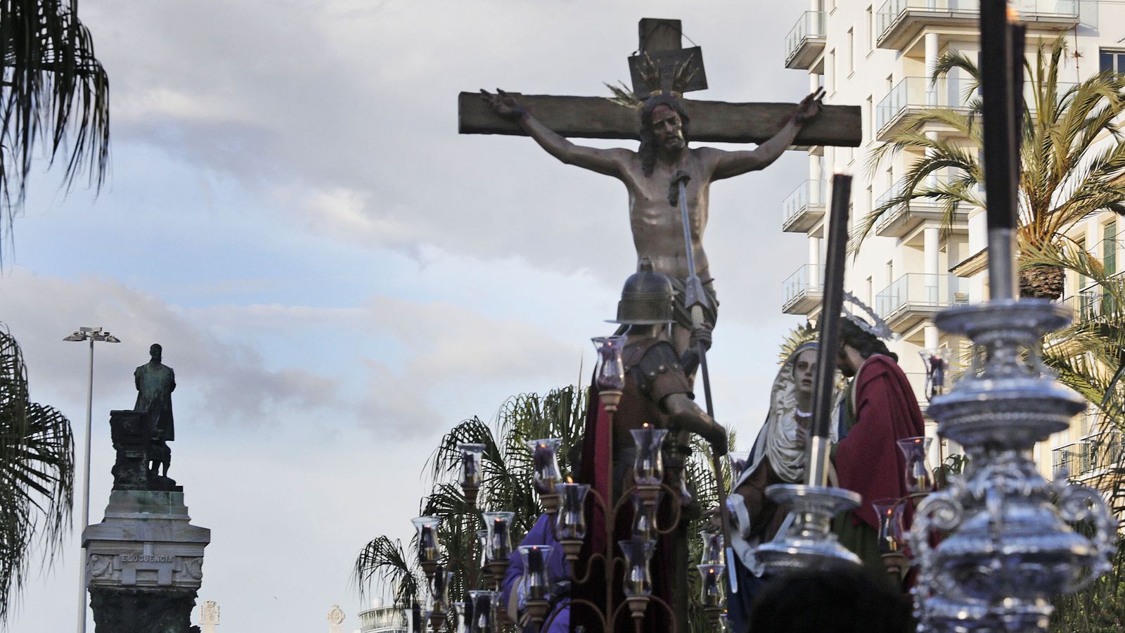 El paso del Cristo de la Sed avanza por la plaza de San Juan de Dios.
