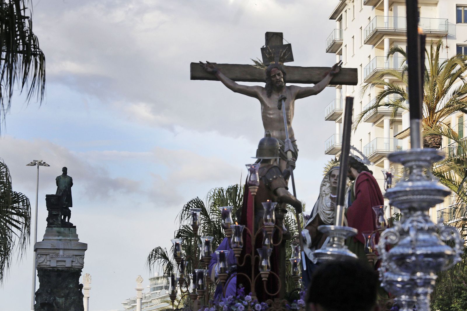 El paso del Cristo de la Sed avanza por la plaza de San Juan de Dios.