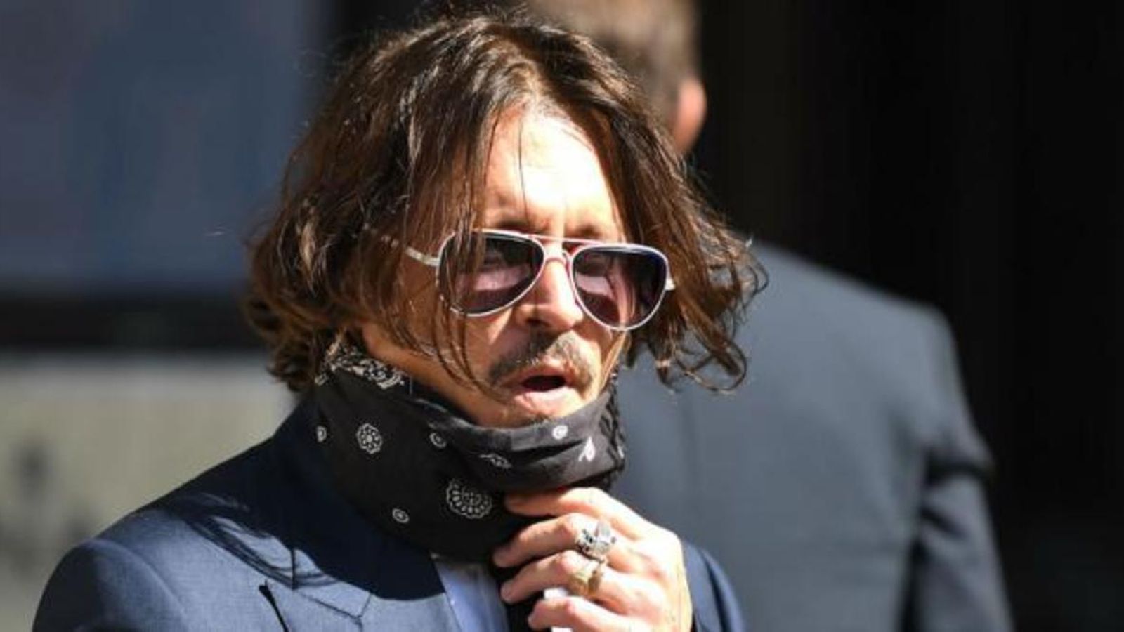 Johnny Depp, accediendo este martes a la corte de Londres.