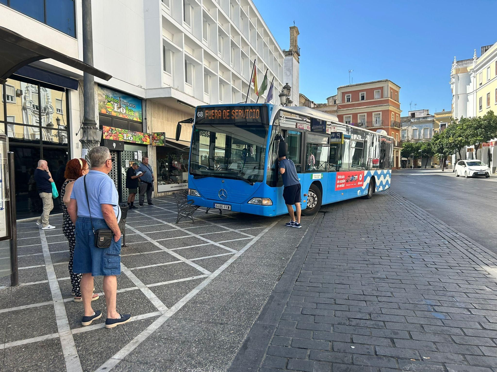 Así ha quedado el autobús urbano de Jerez tras el choque con un banco