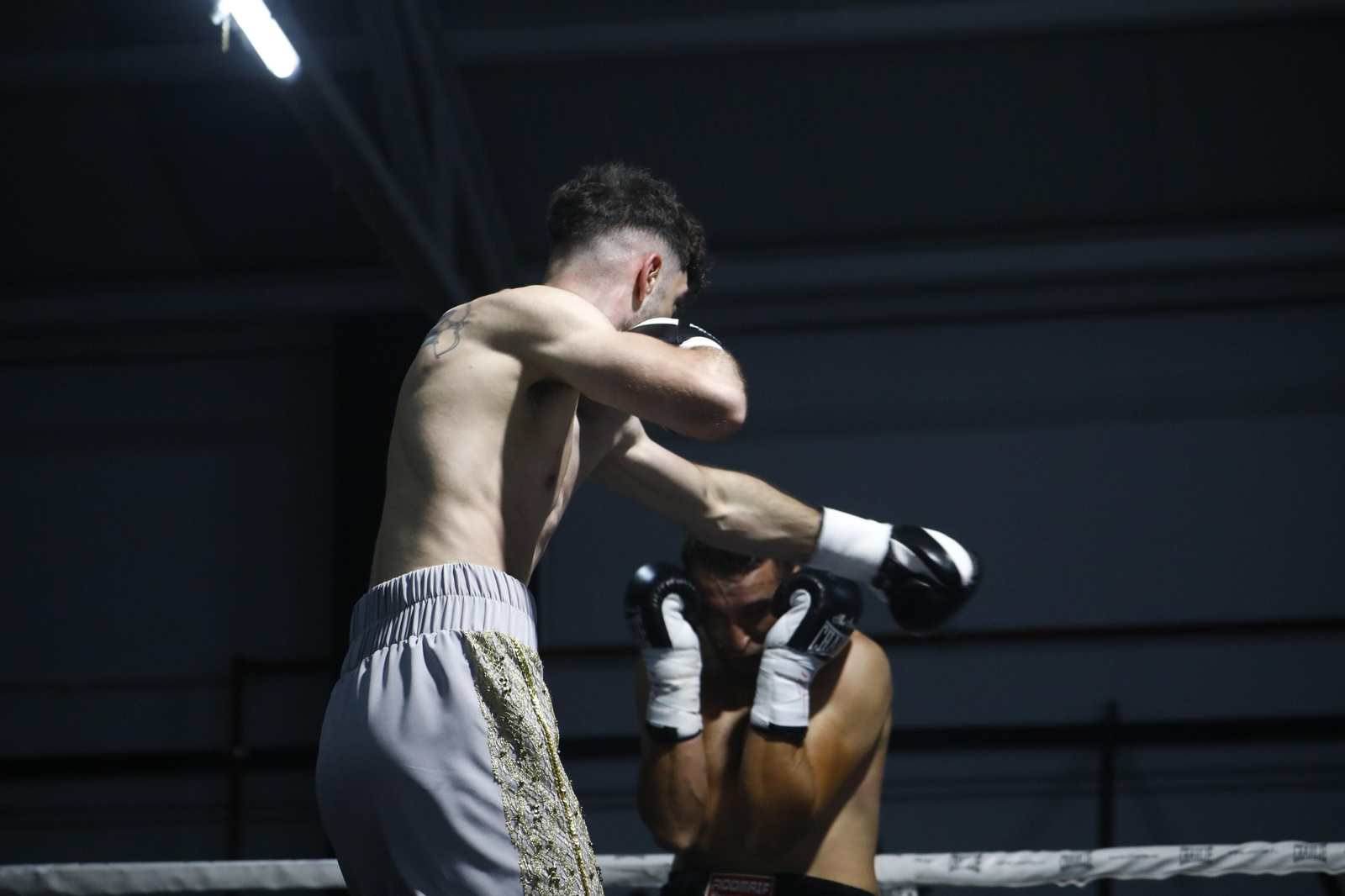 La victoria de El Cazador Jr sobre Mathieu Gomes en Córdoba, en imágenes