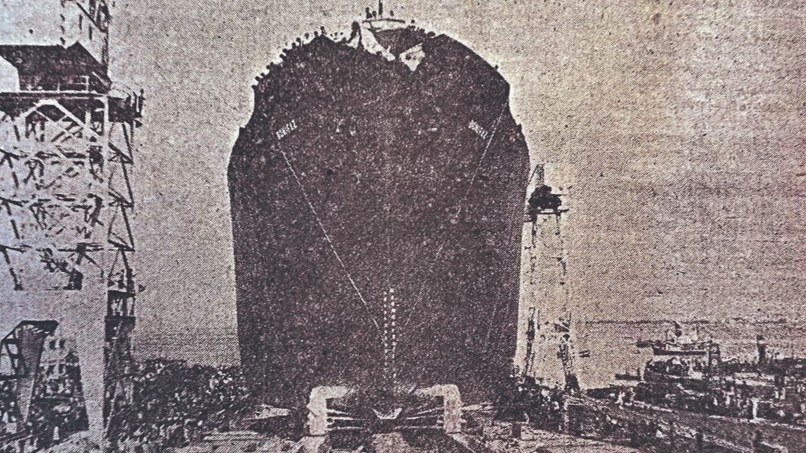 El Bonifaz deslizándose por la grada hacia el mar