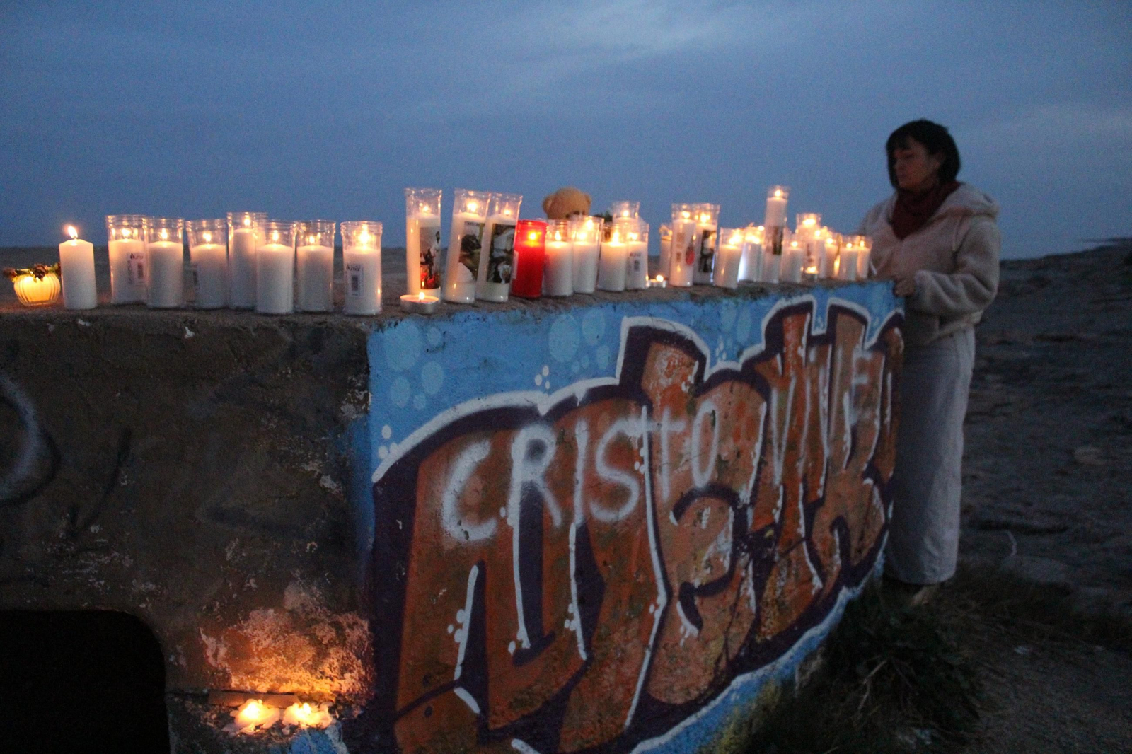 Garrucha rinde homenaje a Lucca con velas y flores en el lugar dnde apareció su cadáver