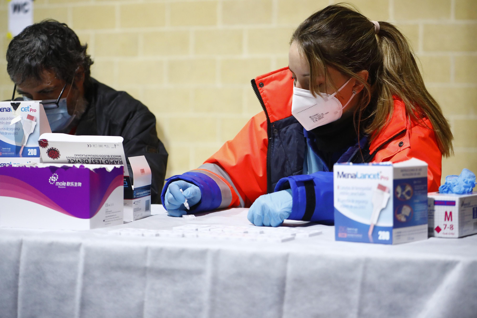 Los test de antígenos al profesorado en Vista Alegre, en fotografías