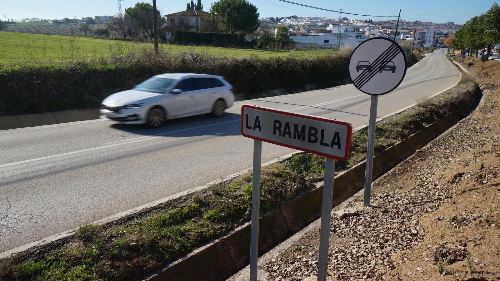 Carretera de acceso a La Rambla.