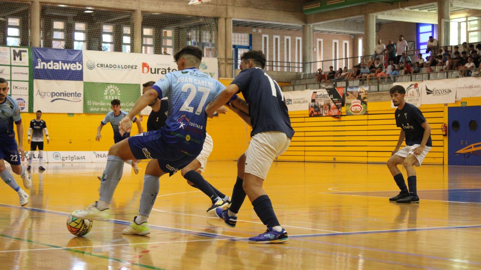 Juan Carlos protege el esférico en una jugada contra el Poli Ejido CF.