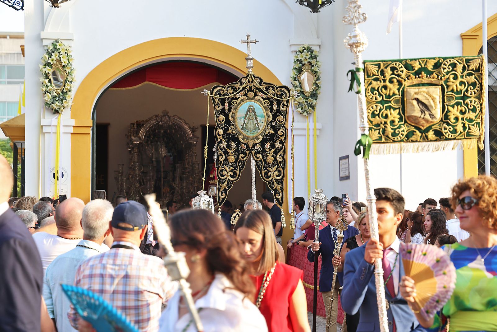 Imágenes del Rosario Jubilar rociero celebrado por las 25 hermandades filiales de la Matriz de Almonte en La Merced