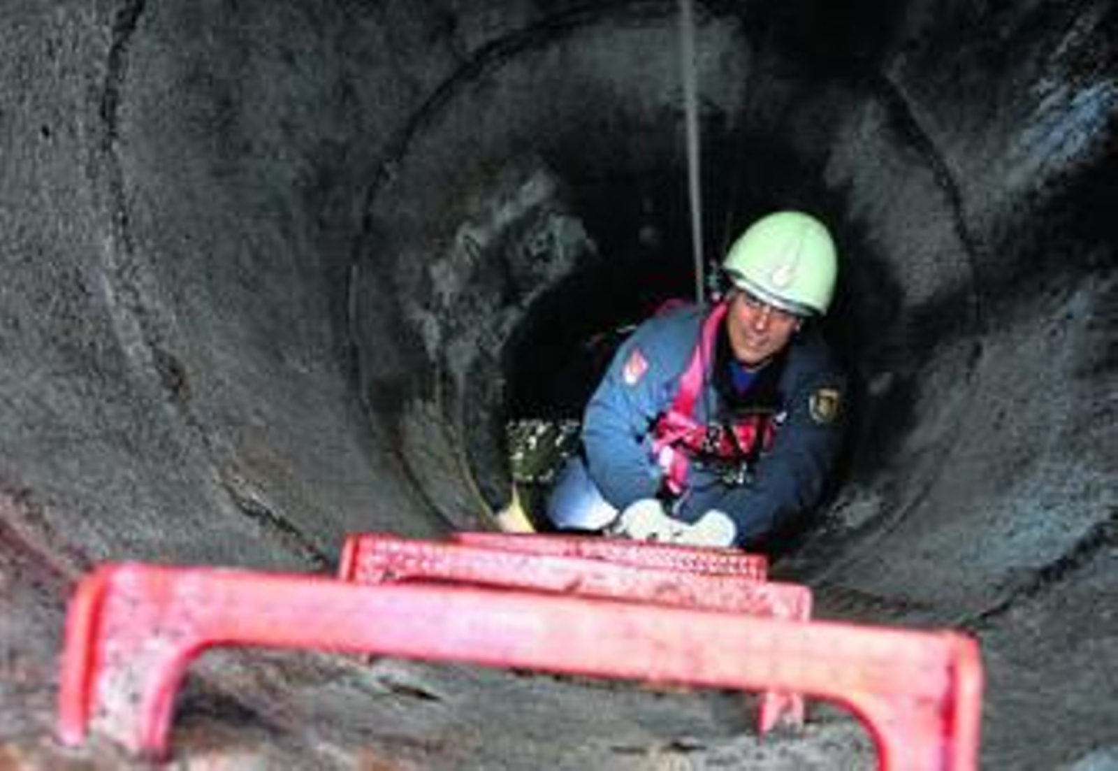 Un agente de la unidad de Subsuelo baja a uno de los colectores de la ciudad.