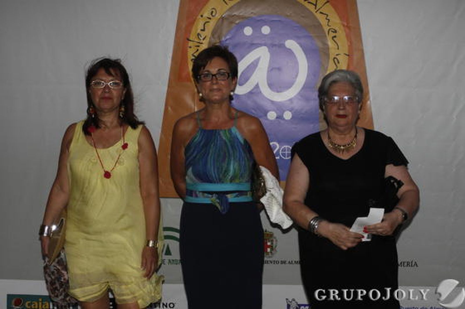 La delegada de Economía, Adriana Valverde, acudió a la magnífica gala del Milenio junto a sus acompañantes Nuria Negrillo y Emilia Jiménez./ Rafael González y Ricardo García