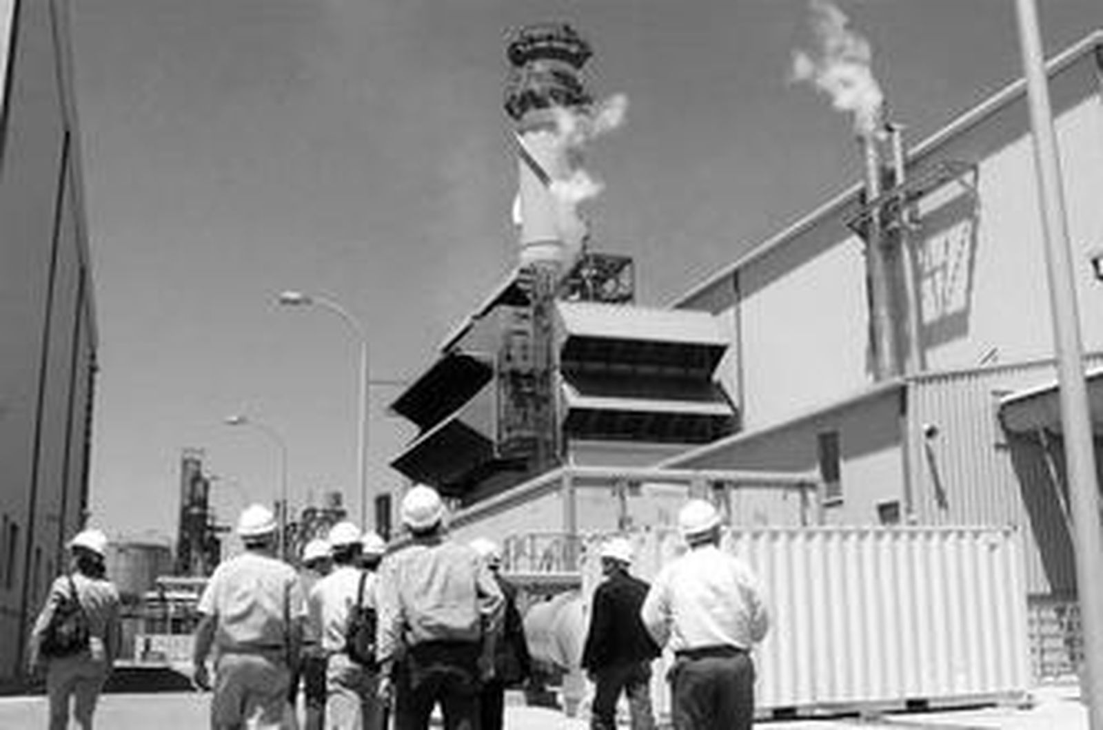 Varias personas en una visita a la planta, en imagen de archivo.