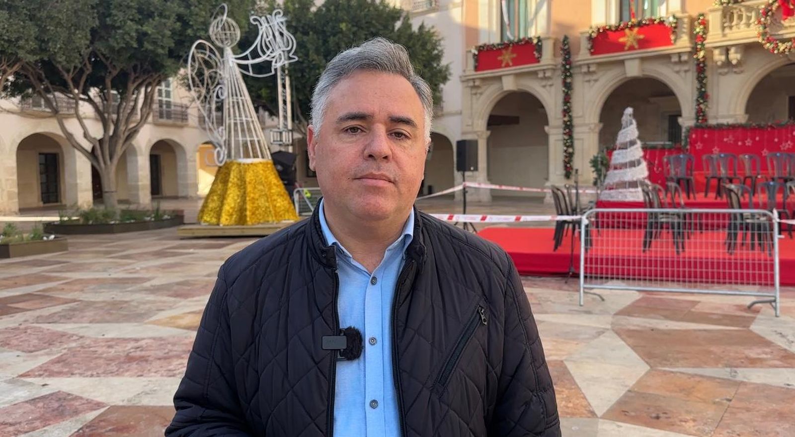 El socialista Antonio Ruano en la Plaza del Ayuntamiento de Almería.