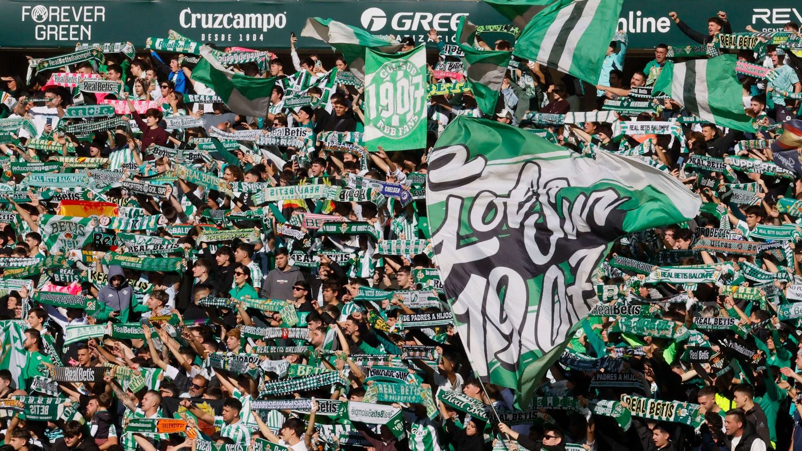 Aficionados béticos en el anterior entrenamiento a puerta abierta del Betis en La Cartuja.