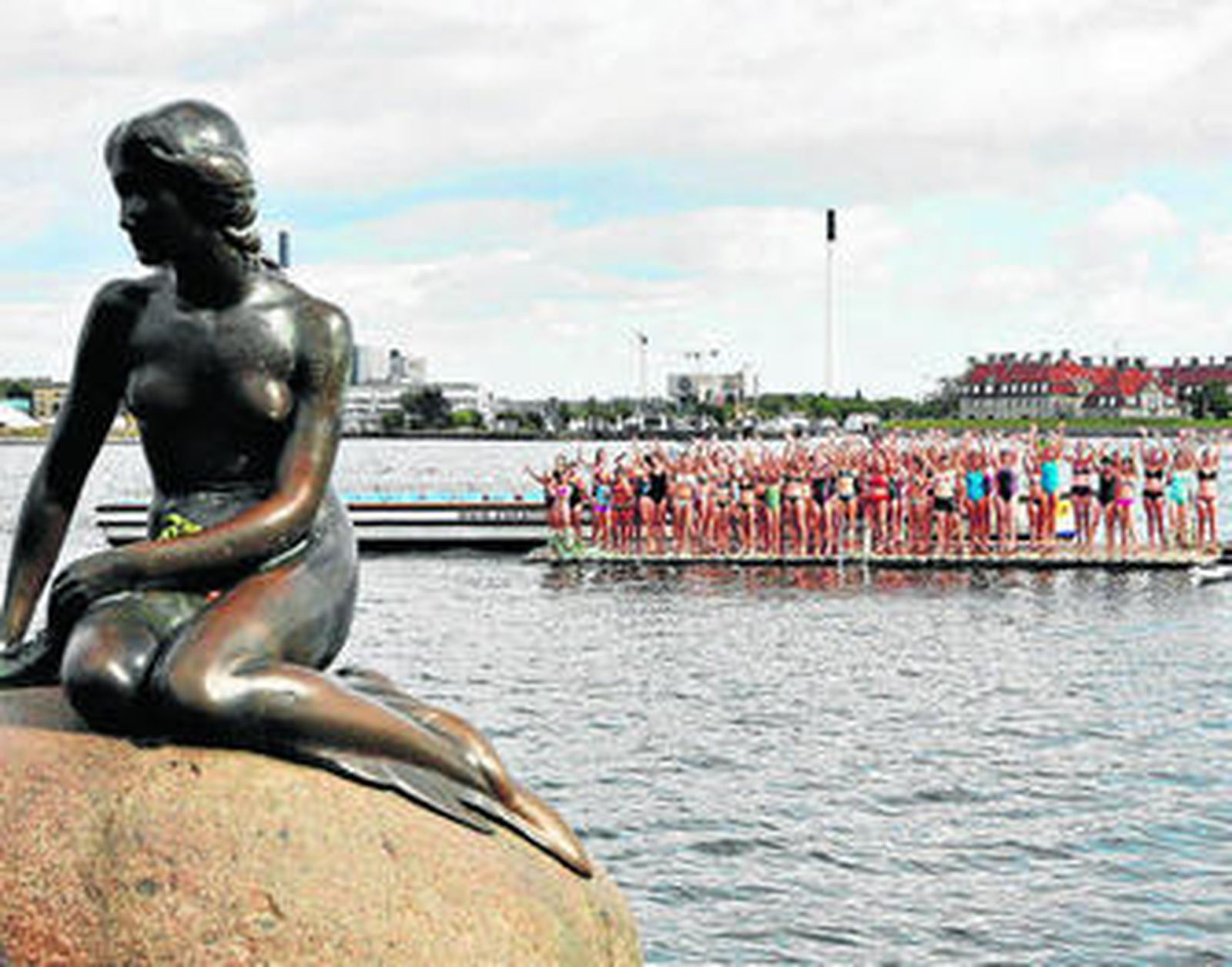 Cien bañistas danesas, de todas las edades, dispuestas a zambullirse junto al monumento.