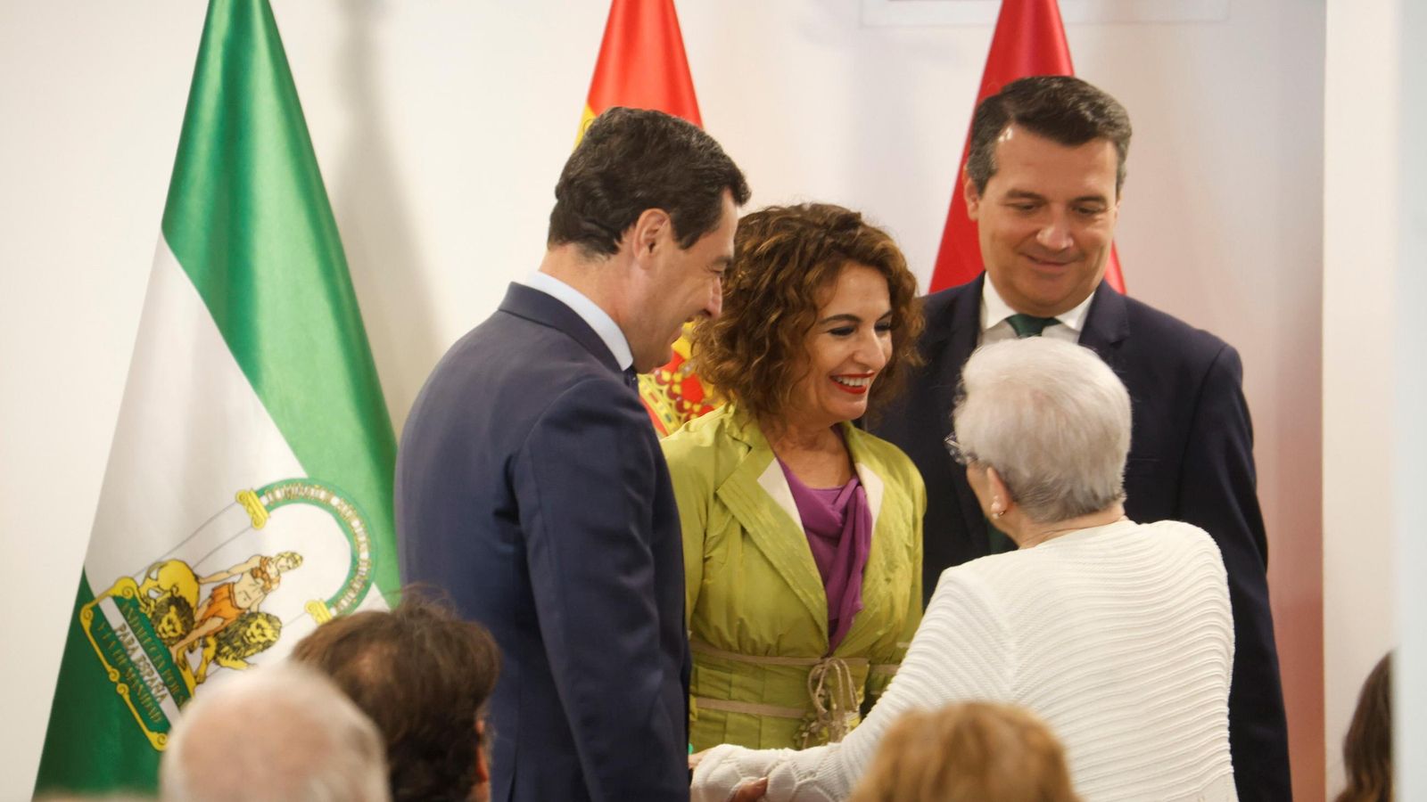 Los representantes institucionales con Maravillas del Pino, una de las primeras en recibir la llave.