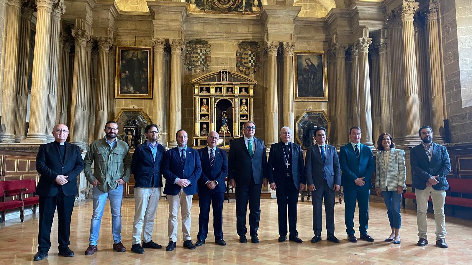 El consejero Arturo Bernal en el medio.