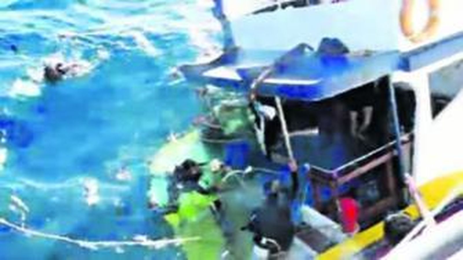 Imágenes de la grabación del momento en el que un barco de pescadores indonesios rescata a los que viajaban en la embarcación que volcó.