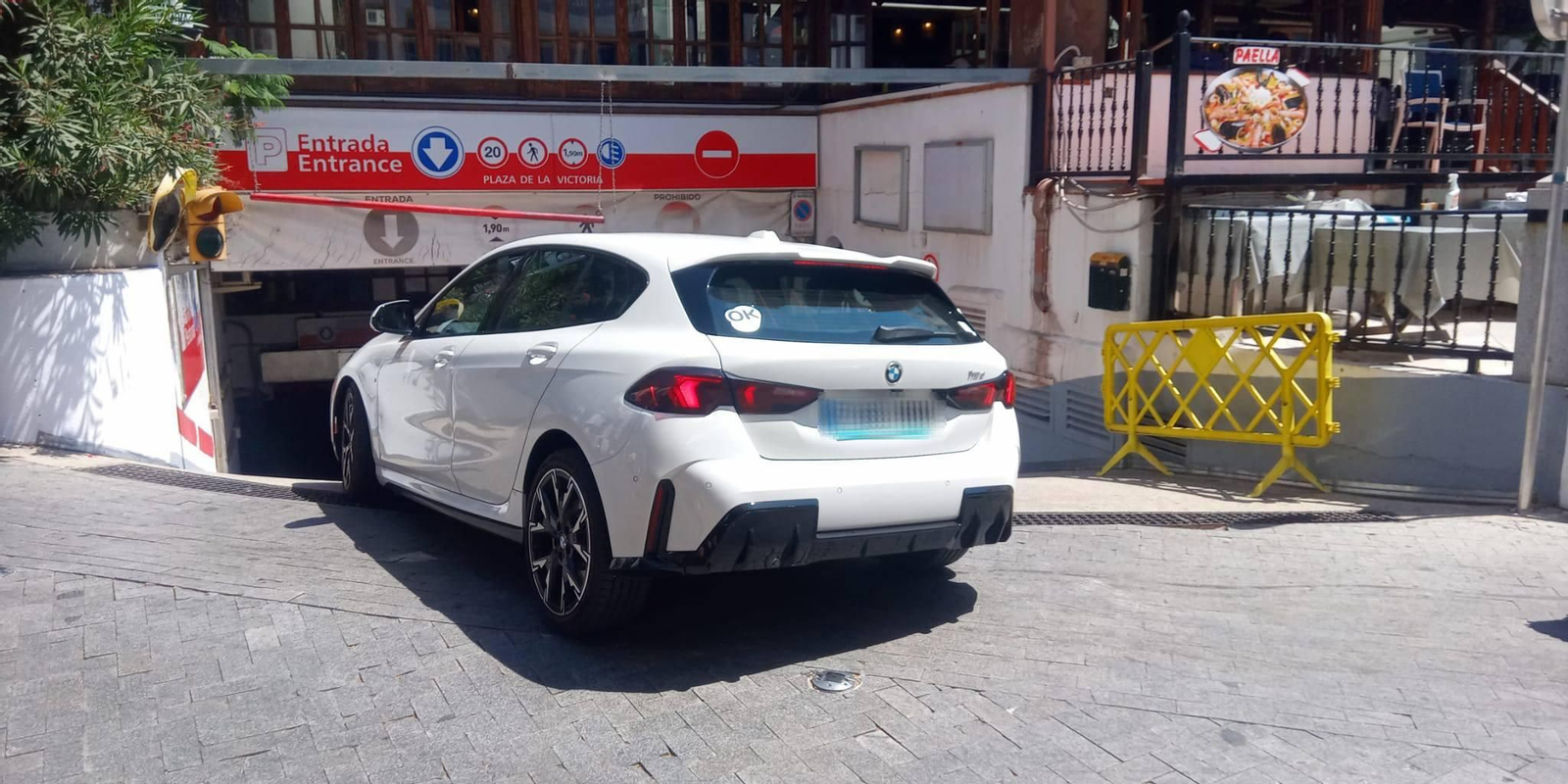 La entrada de un parking en el centro de Marbella.