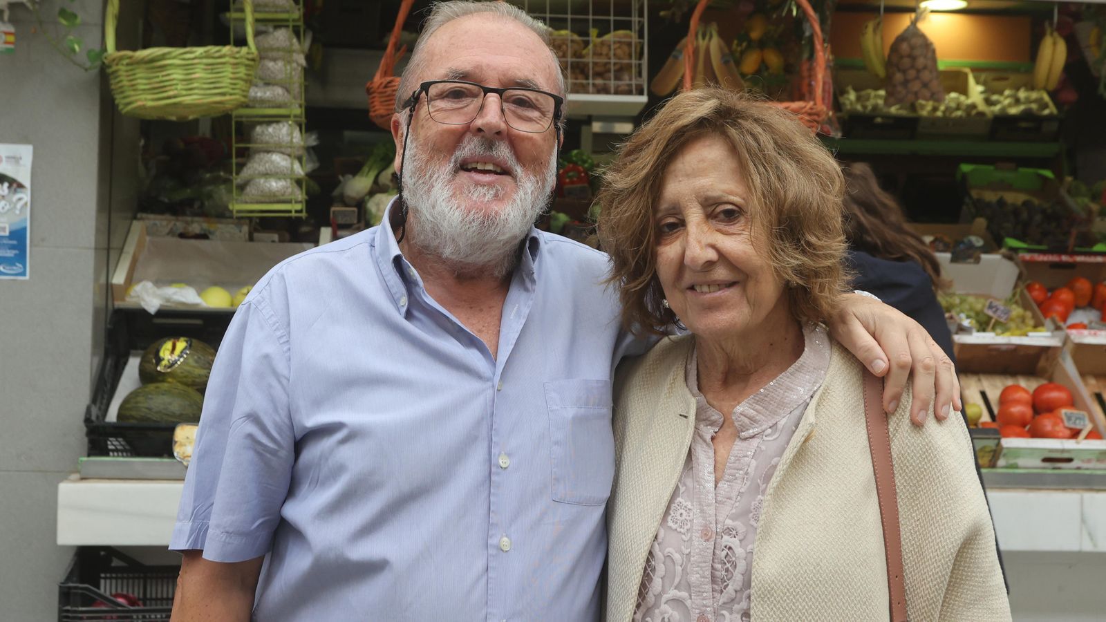 Una pareja de vecinos en el mercado del Arenal