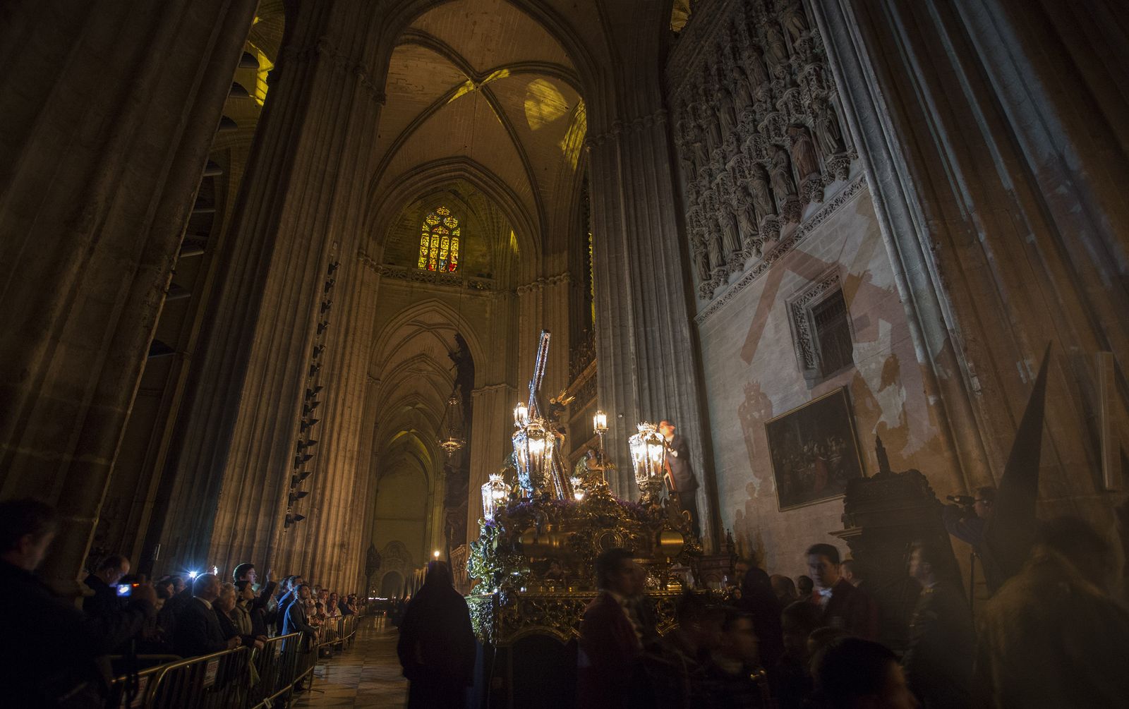 El paso de las hermandades de la Madrugada por la Catedral de Sevilla