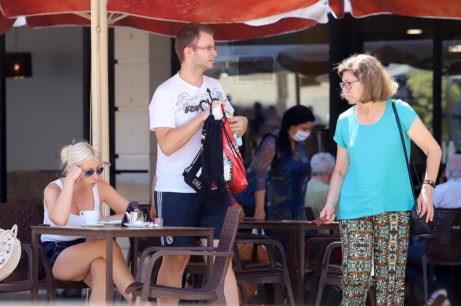 Una turista extranjera toma café en la Plaza de las Monjas.