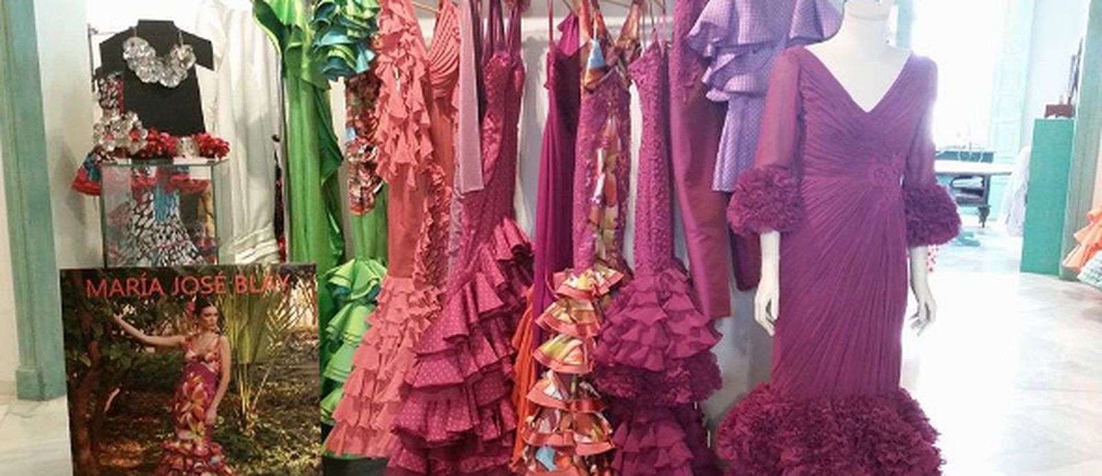 Cartel oficial del showroom de moda flamenca