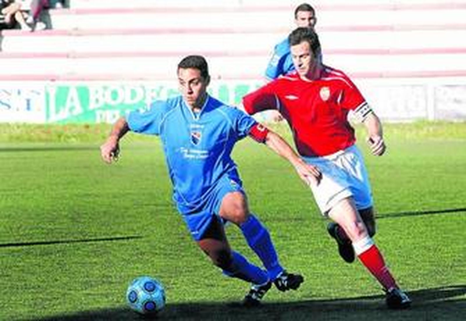 Lolo Prado (d) acosa a un rival en el reciente partido contra el Dos Hermanas.