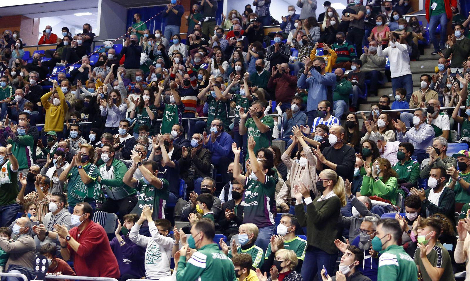 La afición del Unicaja anima durante un partido.