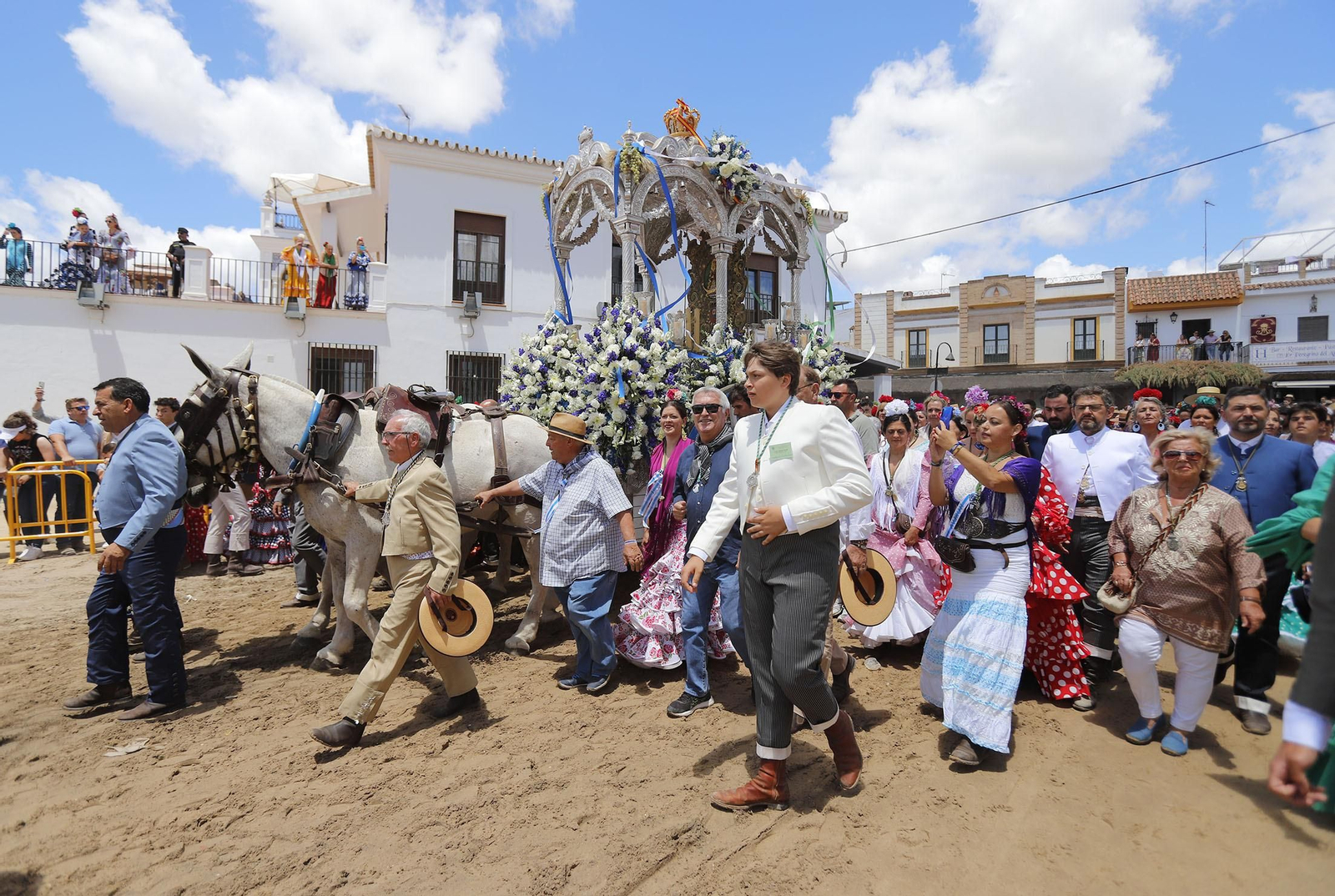 Presentación de la Hermandad de Huelva ante la Blanca Paloma