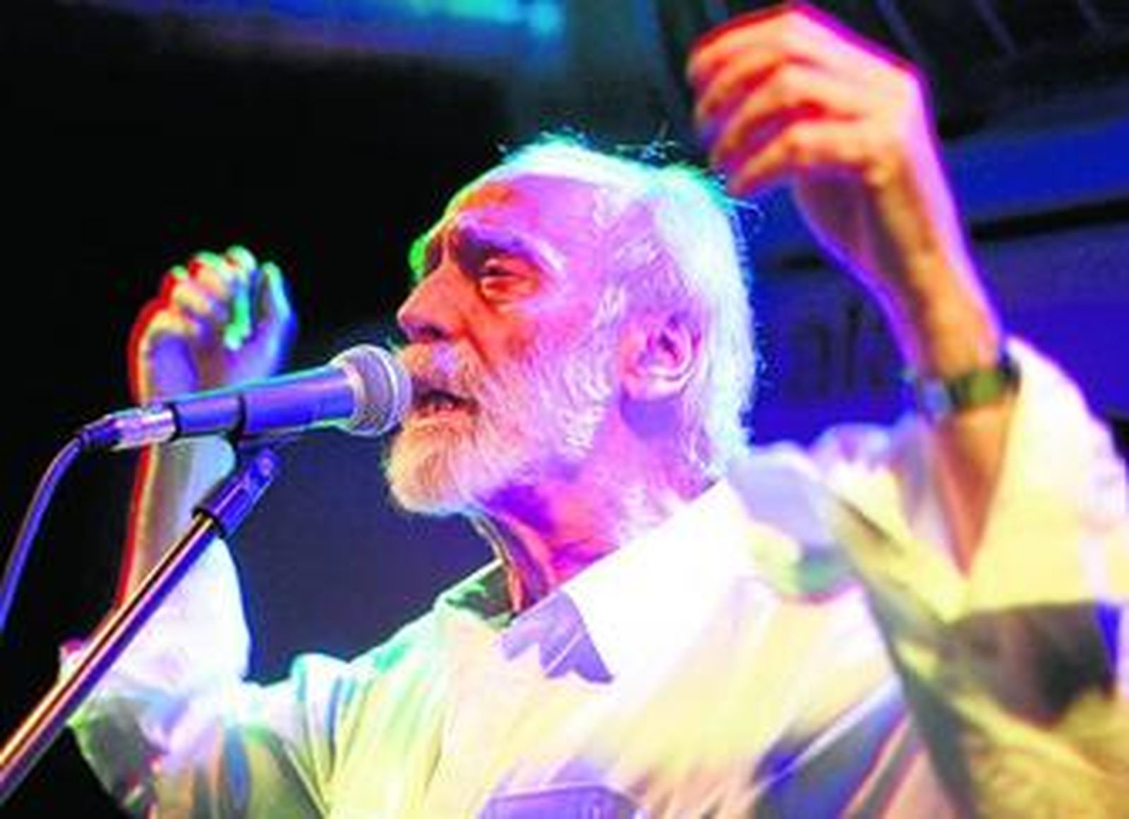 Javier Krahe, en un momento del concierto que ofreció la noche del jueves en la Sala Supersonic de Cádiz.