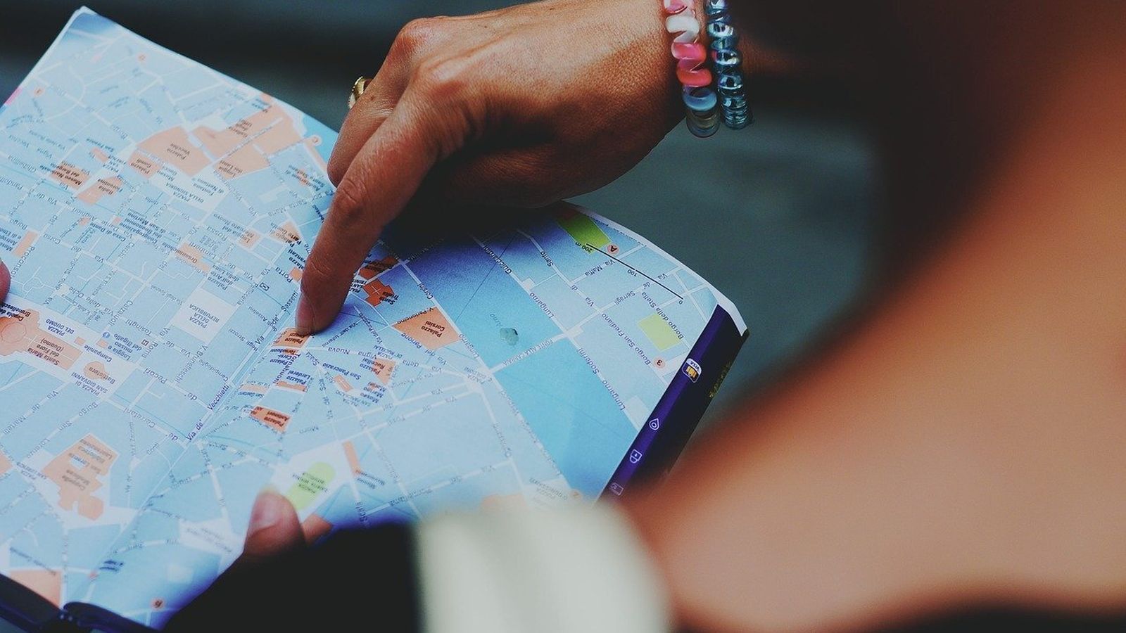 Un guía de free tour muestra un mapa de la ciudad.