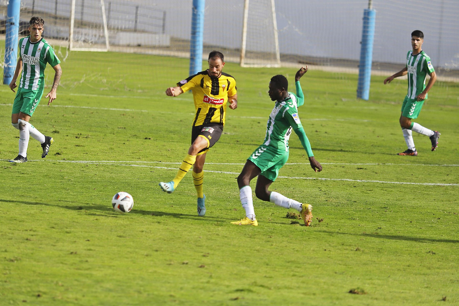 Imágenes destacadas del encuentro entre el San Roque de Lepe y Betis Deportivo