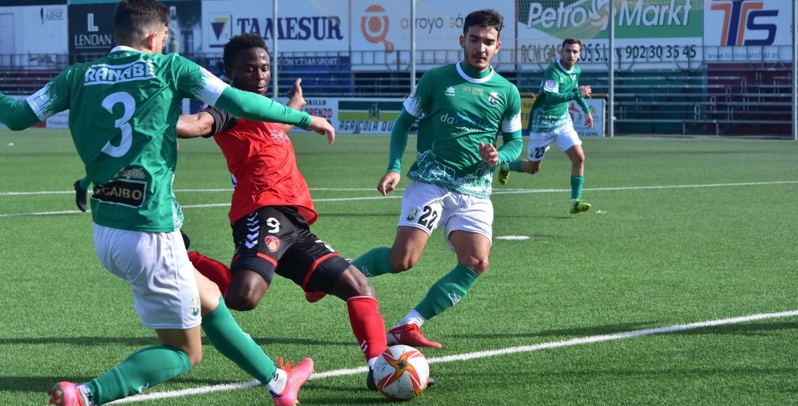 Félix Chenkam intenta controlar el balón ante la presión de dos rivales.