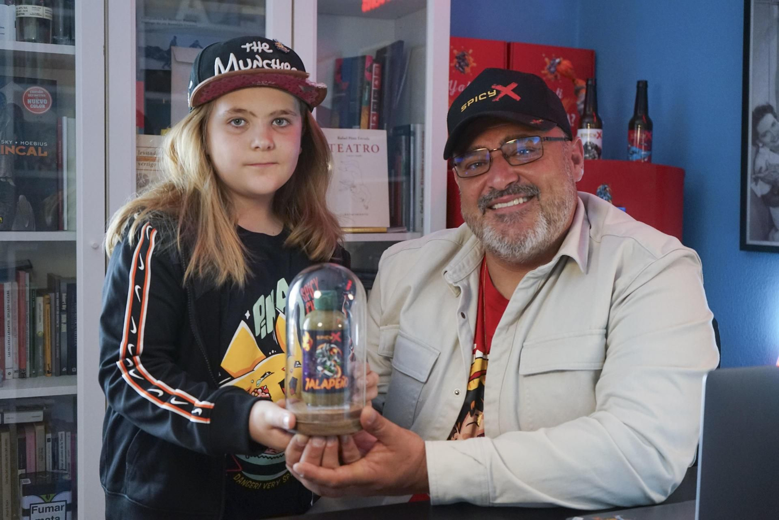 Chico Requena, posa junto a su hijo.