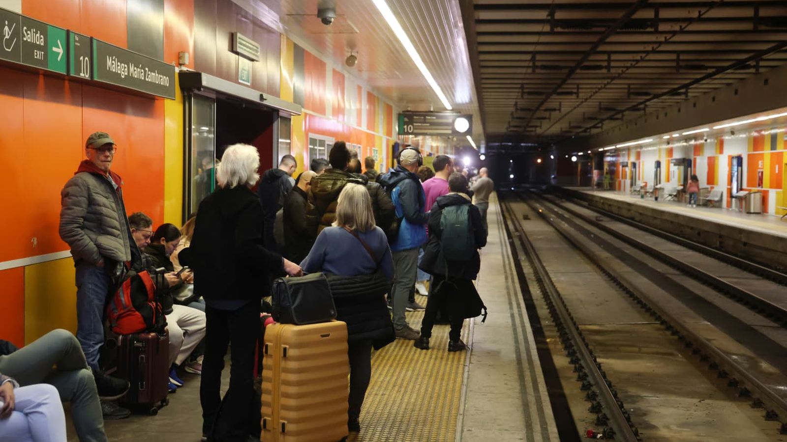 Concentración de usuarios en el andén de Cercanías de la Estación María Zambrano