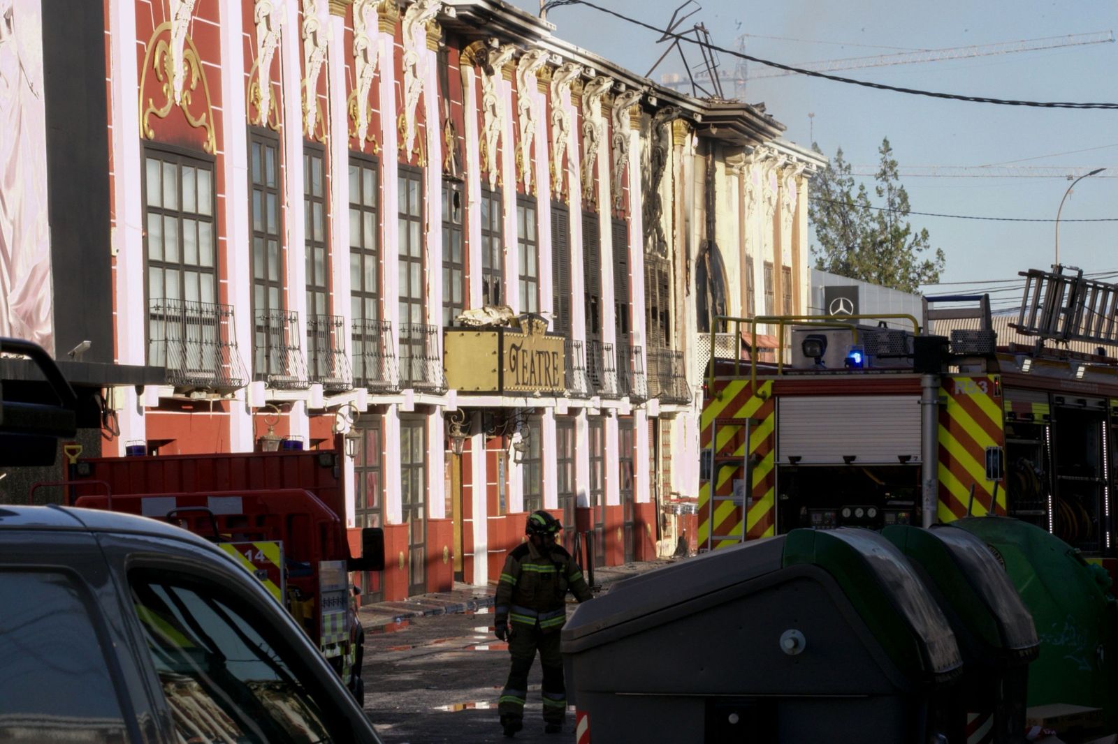 Galería gráfica: Los bomberos intervienen en el incendio de la discoteca de Murcia