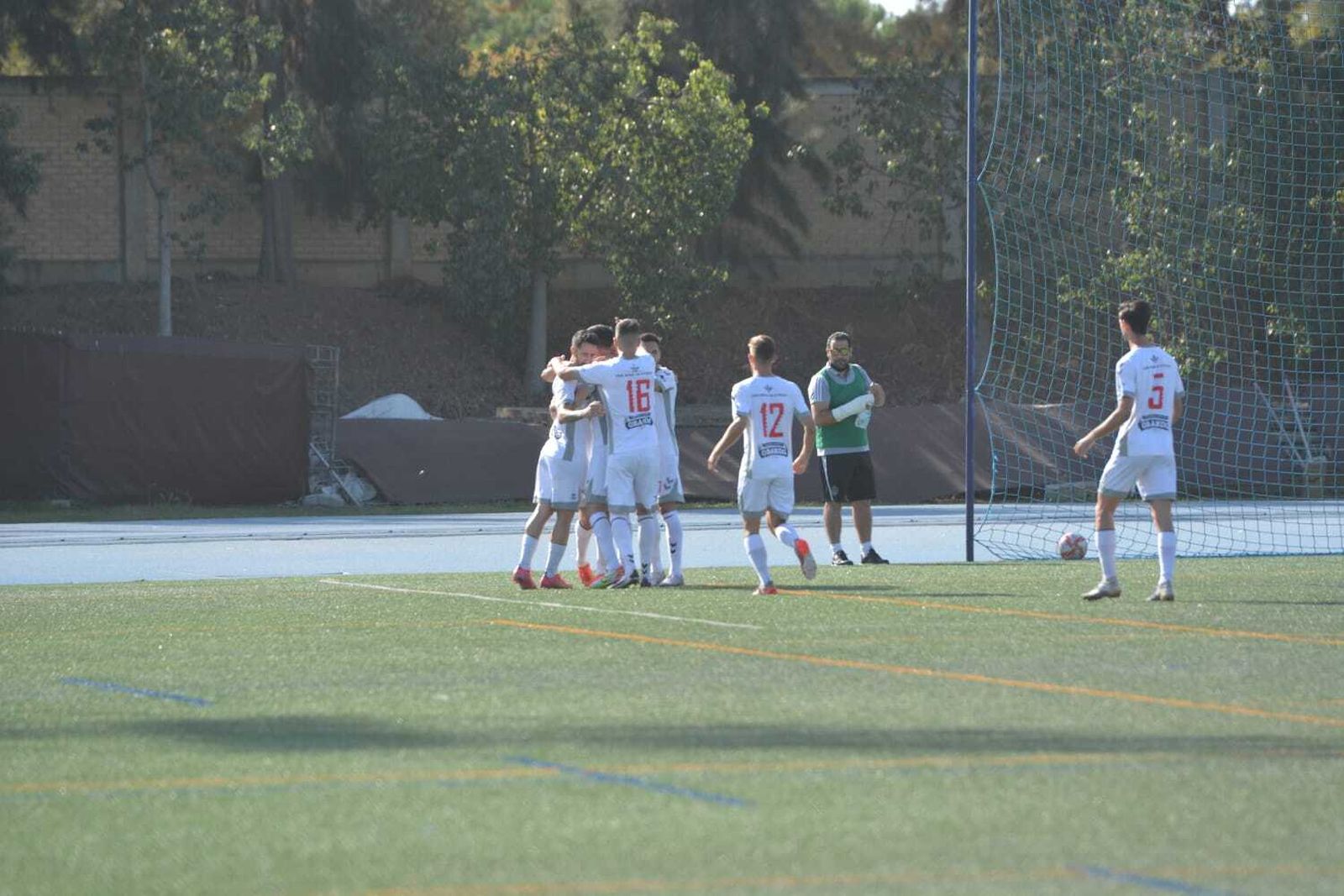 Los jugadores del Utrera celebran un gol.