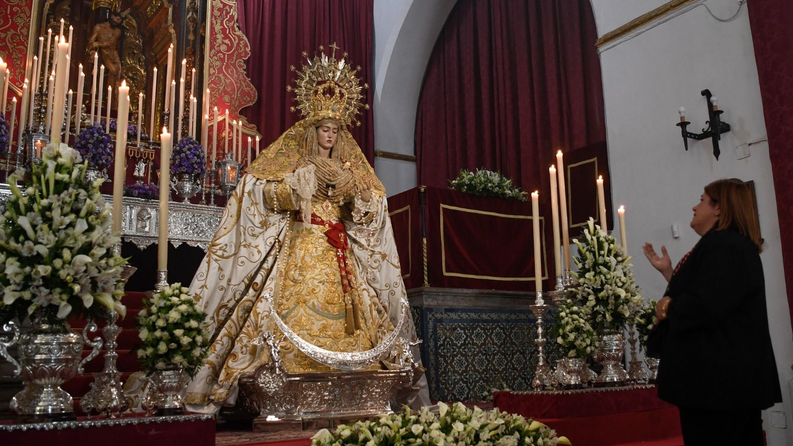 Oración y fervor ante la Virgen de la Aurora coronada