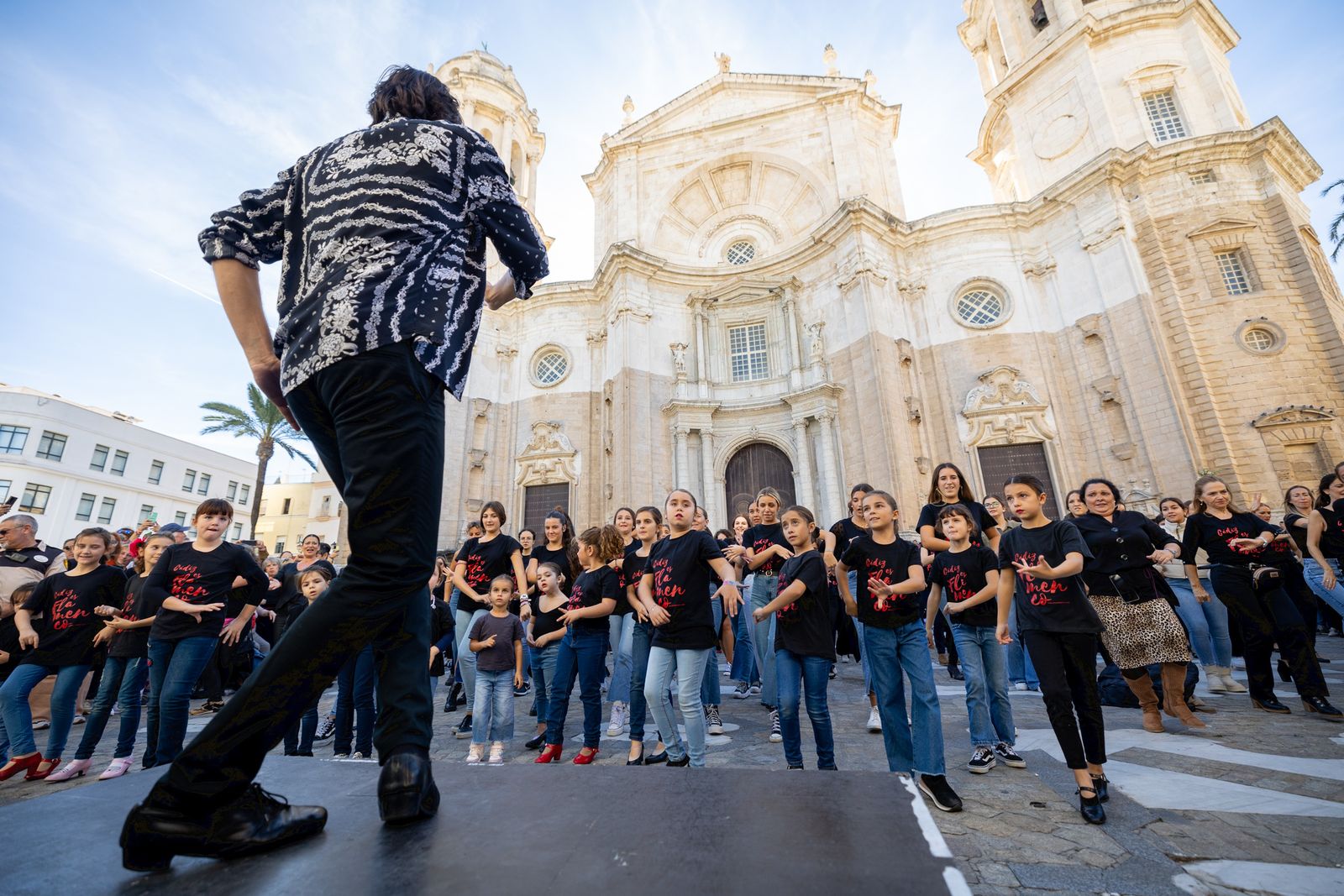 Imágenes del 'flashmob' por el Día del Flamenco en Cádiz
