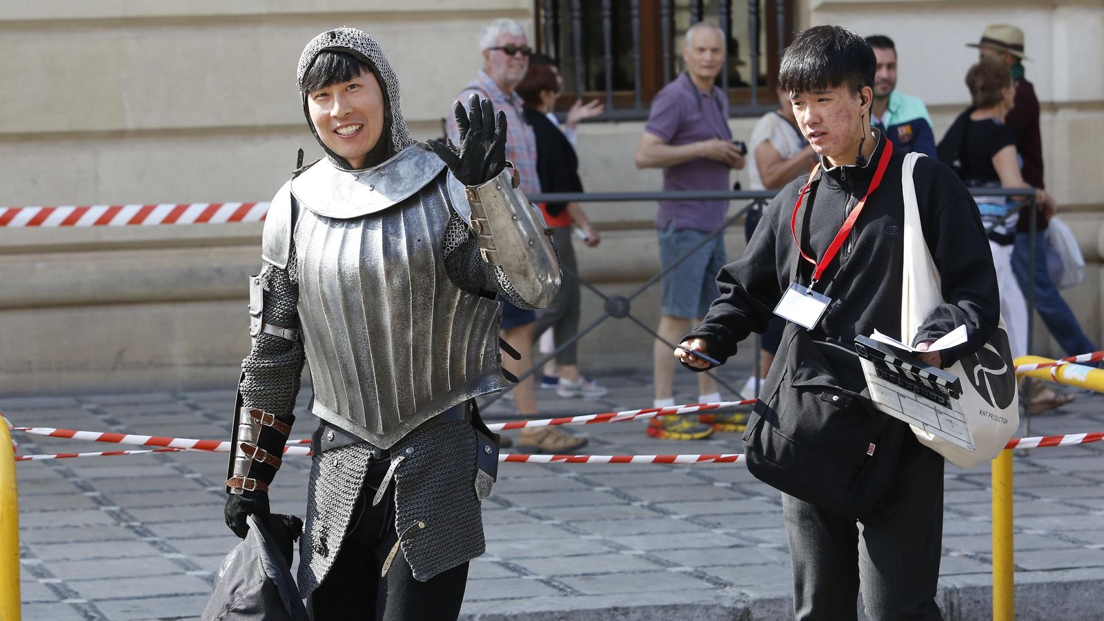 Uno de los actores de la serie saluda durante el rodaje.