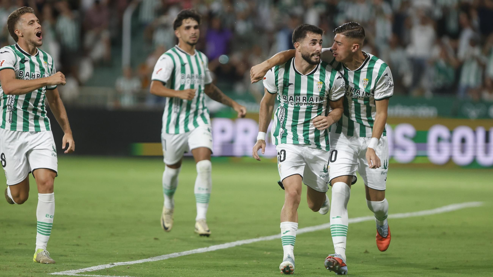 Jacobo recibe el abrazo de Requena tras su gol en el Córdoba CF - Castellón.