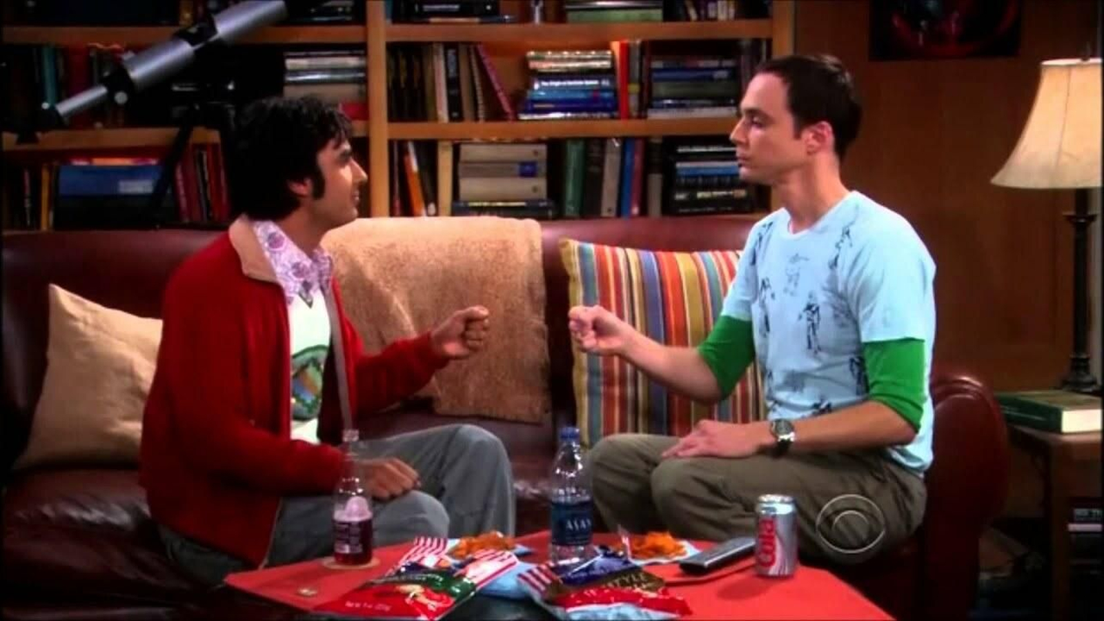 El gran juego de Sheldon:  «Las tijeras cortan el papel, el papel cubre a la piedra, la piedra aplasta al lagarto, el lagarto envenena a Spock, Spock destroza las tijeras, las tijeras decapitan al lagarto, el lagarto se come el papel, el papel refuta a Spock, Spock vaporiza la piedra, y, como es habitual… la piedra aplasta las tijeras"