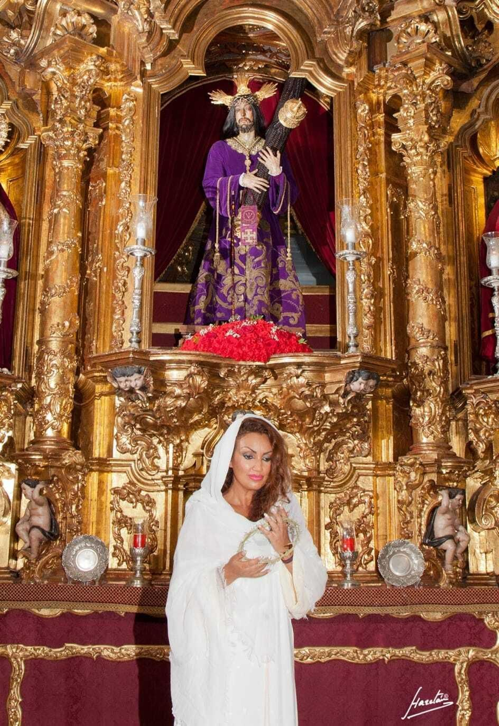 Macarena Girález ante el Nazareno de Cádiz.