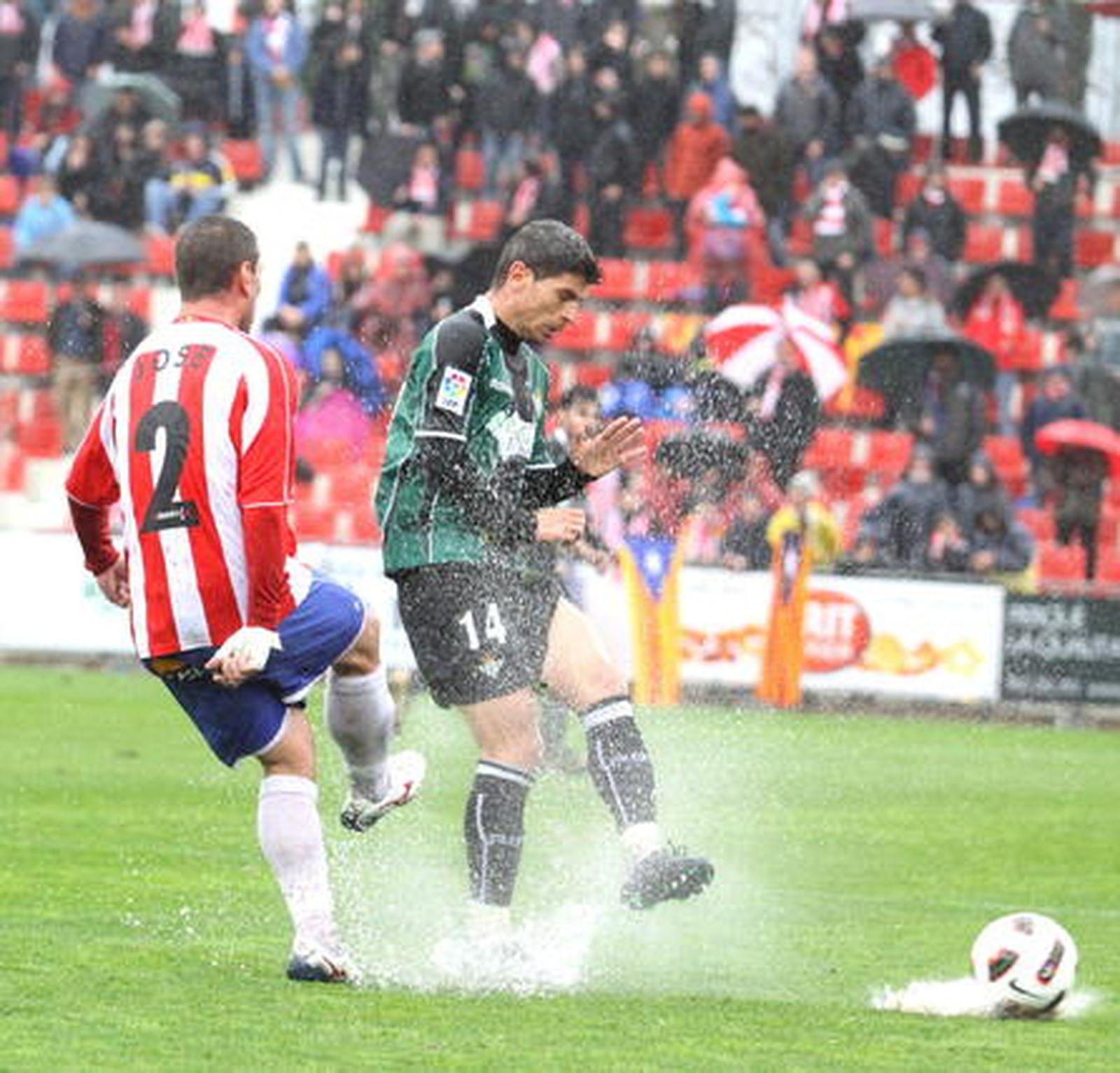 Salva Sevilla trata de dar un pase. / LOF