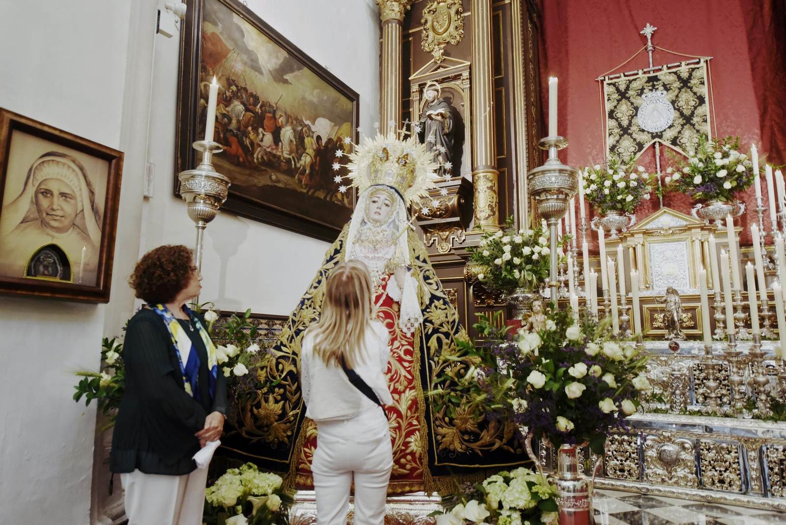 El besamanos de la Virgen de los Dolores, en imágenes