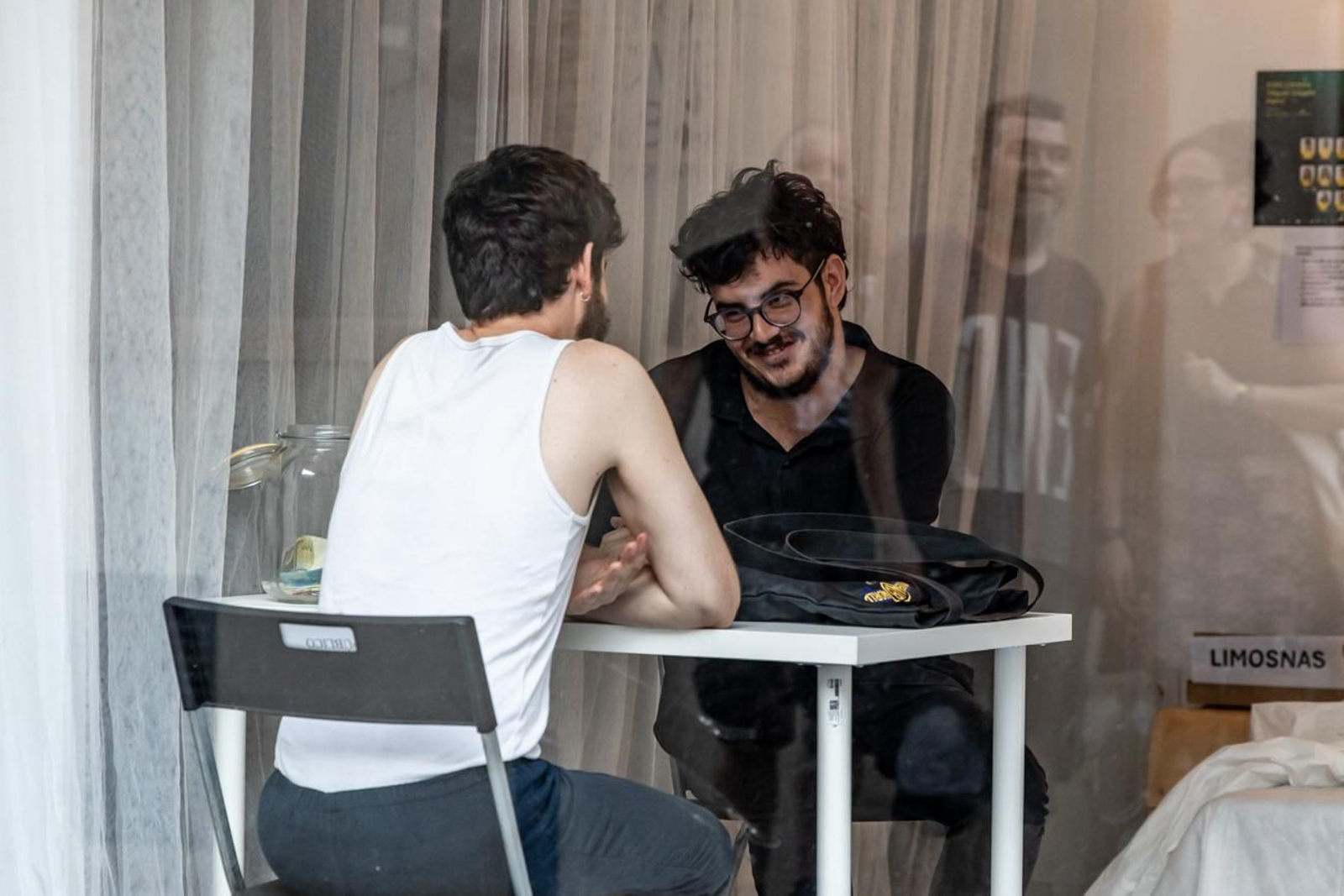 El escaparate que denunció la precariedad cultural: así fue la protesta artística de Manuel Sutil